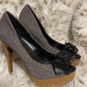 Gray heel with black bow